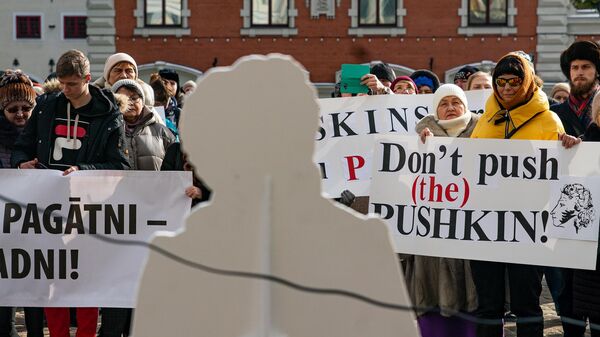 Пикет в защиту памятника Пушкину на Ратушной площади в Риге - Sputnik Латвия