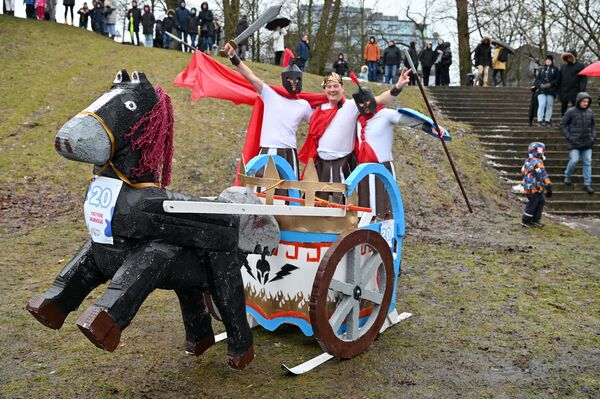 На фото: участники соревнований на санях в виде колесницы для спартанцев. - Sputnik Латвия