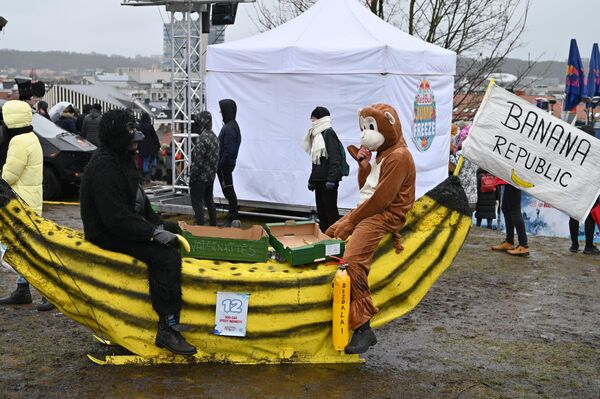 На фото: участники соревнований в костюмах обезьян на санях в виде банана. - Sputnik Латвия