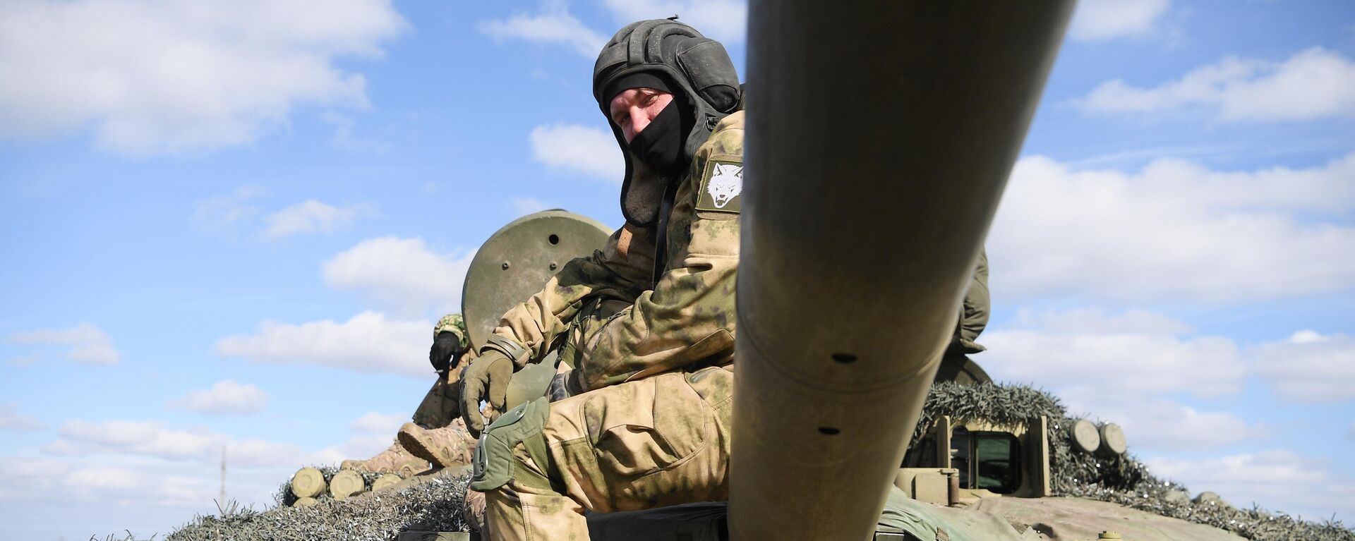 Экипаж танка Т-90М Прорыв ВС РФ на позициях в зоне спецоперации - Sputnik Латвия, 1920, 14.03.2023