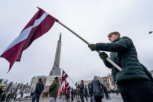 Участники собрались у Церкви Св. Иоанна и пройдут к памятнику Свободы, где планируется возложение цветов. - Sputnik Латвия