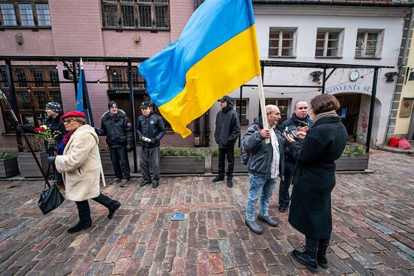 В этом году к символике легиона прибавились и украинские флаги. На Украине, кстати, тоже проводят шествие легионеров. - Sputnik Латвия