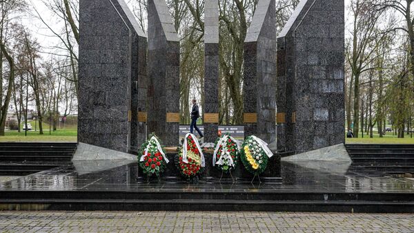 Мемориал советским воинам в парке Дубровина в Даугавпилсе - Sputnik Латвия