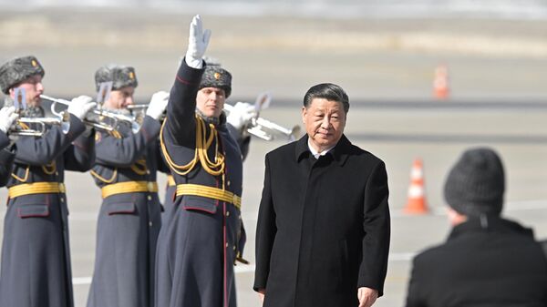 Председатель КНР Си Цзиньпин, прибывший в Москву с государственным визитом, во время церемонии встречи в аэропорту - Sputnik Латвия