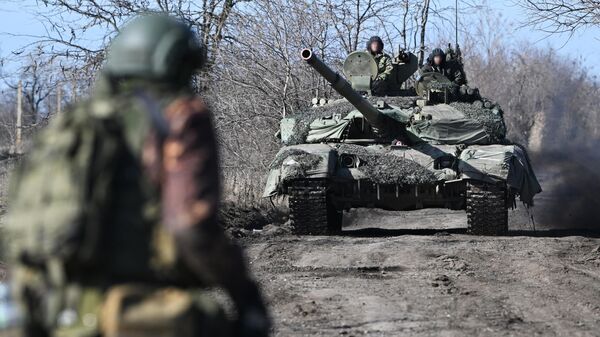 Экипаж танка Т-90М Прорыв на боевых позициях в зоне спецоперации - Sputnik Латвия