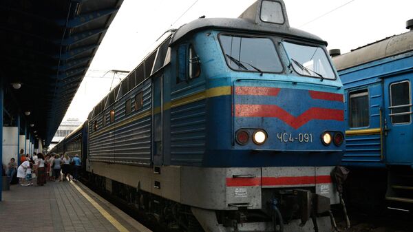 Украина рассматривает возможность прекращения железнодорожного сообщения с Россией - Sputnik Латвия