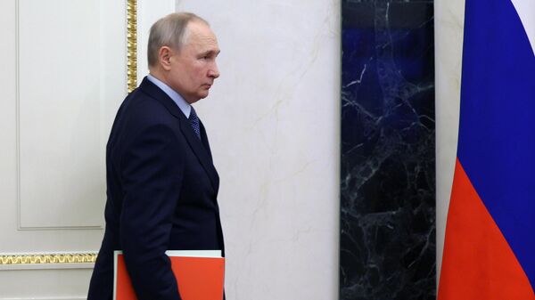 Президент РФ Владимир Путин перед началом совещания с членами Совбеза, 31 марта 2023 - Sputnik Латвия