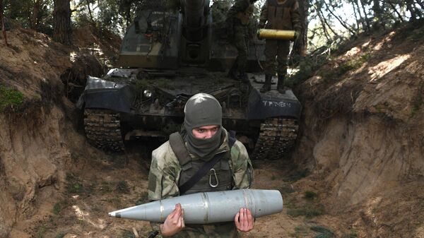 Военнослужащие расчета САУ Мста-С ВС РФ на боевой позиции в зоне спецоперации - Sputnik Латвия