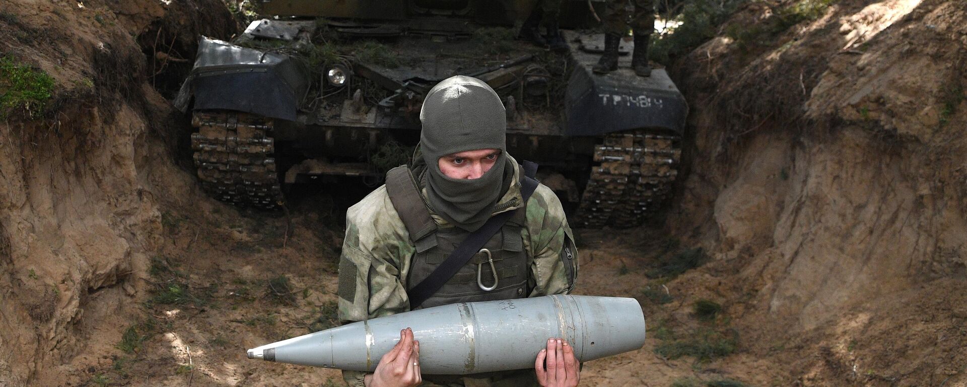 Военнослужащие расчета САУ Мста-С ВС РФ на боевой позиции в зоне спецоперации - Sputnik Латвия, 1920, 04.04.2023