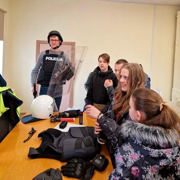 Самое большое количество школьников проявили желание ознакомиться с работой управления Земгальского региона Госполиции. - Sputnik Латвия