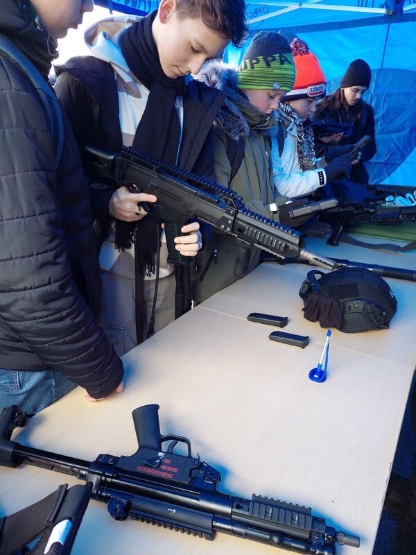 Другие школьники весь день следили за работой антитеррористического подразделения Государственной полиции &quot;ОМЕГА&quot;. - Sputnik Латвия