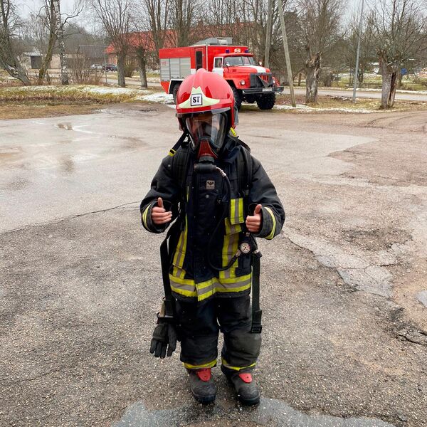 Ребята могли осмотреть пожарную машину и ее оборудование, а также примерить пожарные костюмы. - Sputnik Латвия