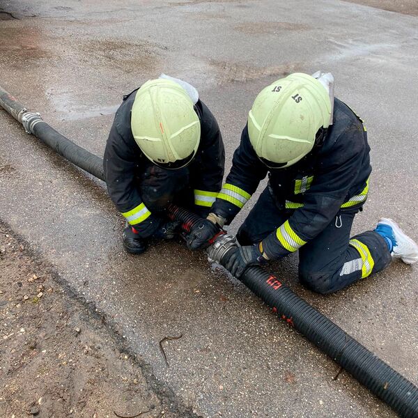 Хочется надеяться, что общение с пожарными хотя бы побудит детей быть осторожнее с огнем. - Sputnik Латвия