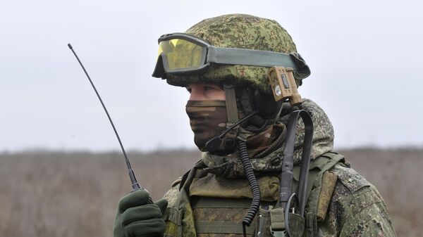 Военнослужащий ВС РФ на боевой позиции в зоне спецоперации - Sputnik Латвия