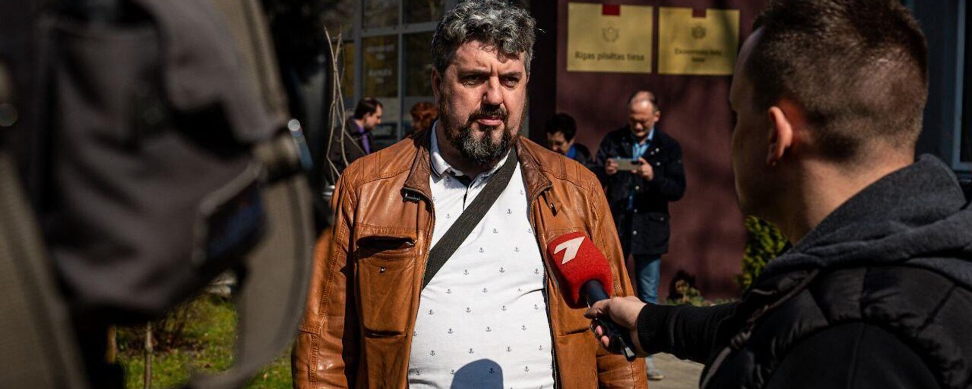 Журналист Владимир Дорофеев дает интервью около здания суда  - Sputnik Латвия, 1920, 11.04.2023
