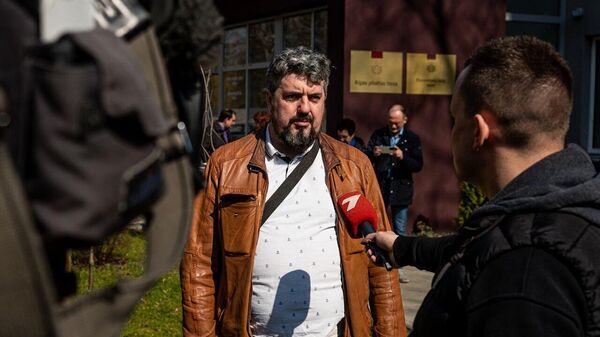Журналист Владимир Дорофеев дает интервью около здания суда  - Sputnik Латвия