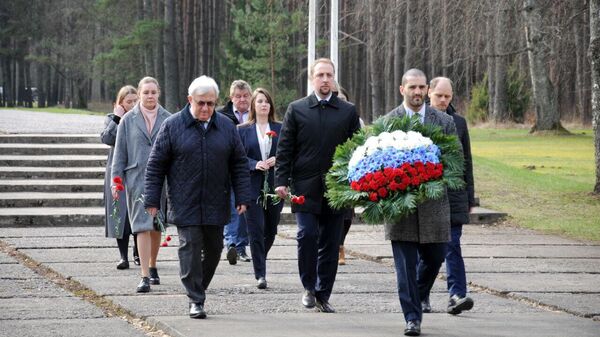 Российские дипломаты возлагают венок и цветы к Саласпилсскому мемориалу в День освобождения узников фашистских концлагерей - Sputnik Латвия