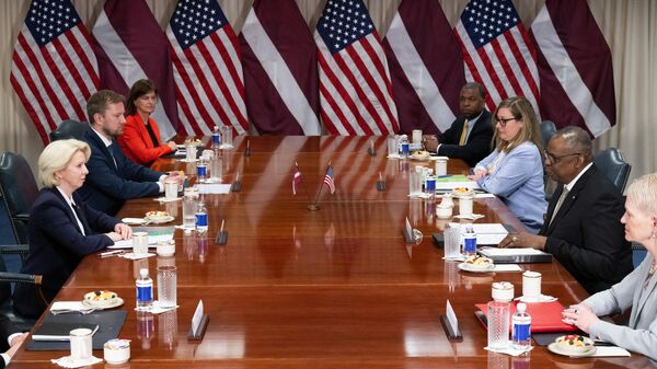 Официальные переговоры министра обороны США Ллойда Остина и министра обороны Латвии Инары Мурниеце в Пентагоне, Вашингтон, округ Колумбия, 13 апреля 2023 года - Sputnik Латвия