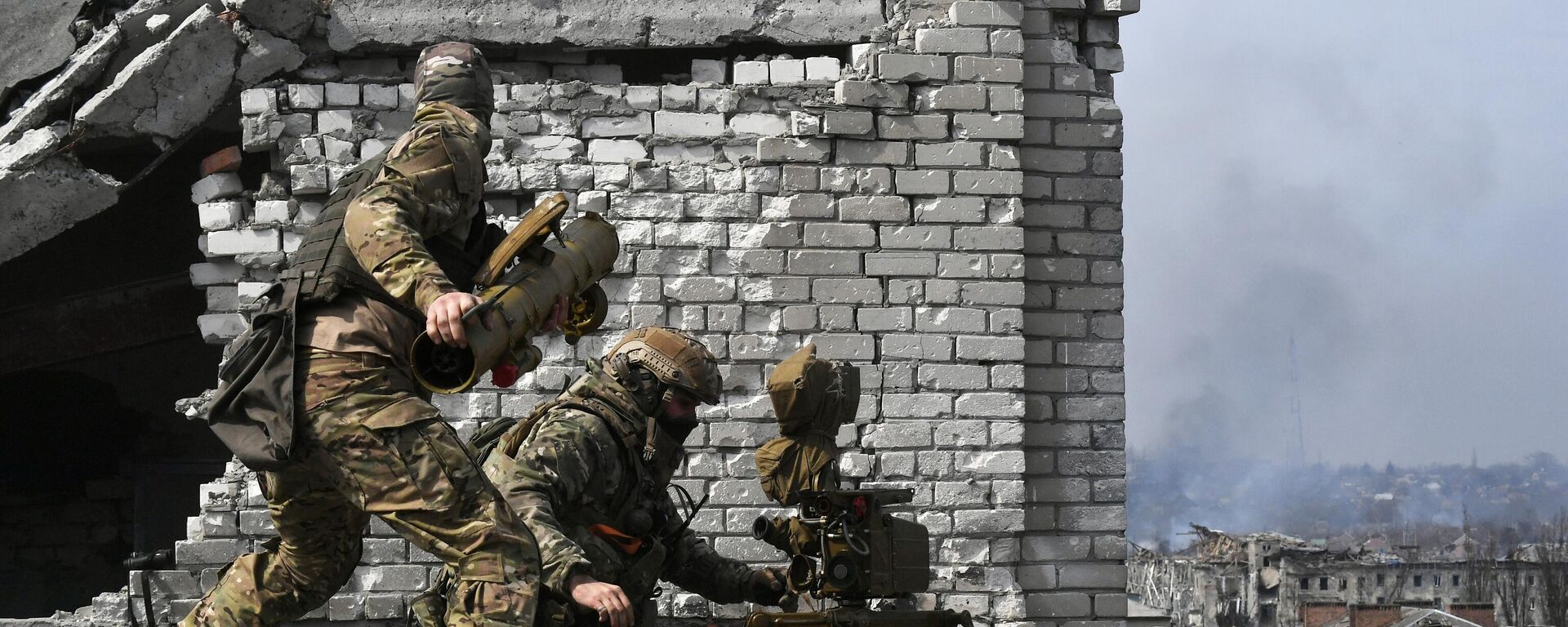 Бойцы группы Вагнер готовят ПТУР к обстрелу позиций ВСУ в Артемовске - Sputnik Латвия, 1920, 17.04.2023