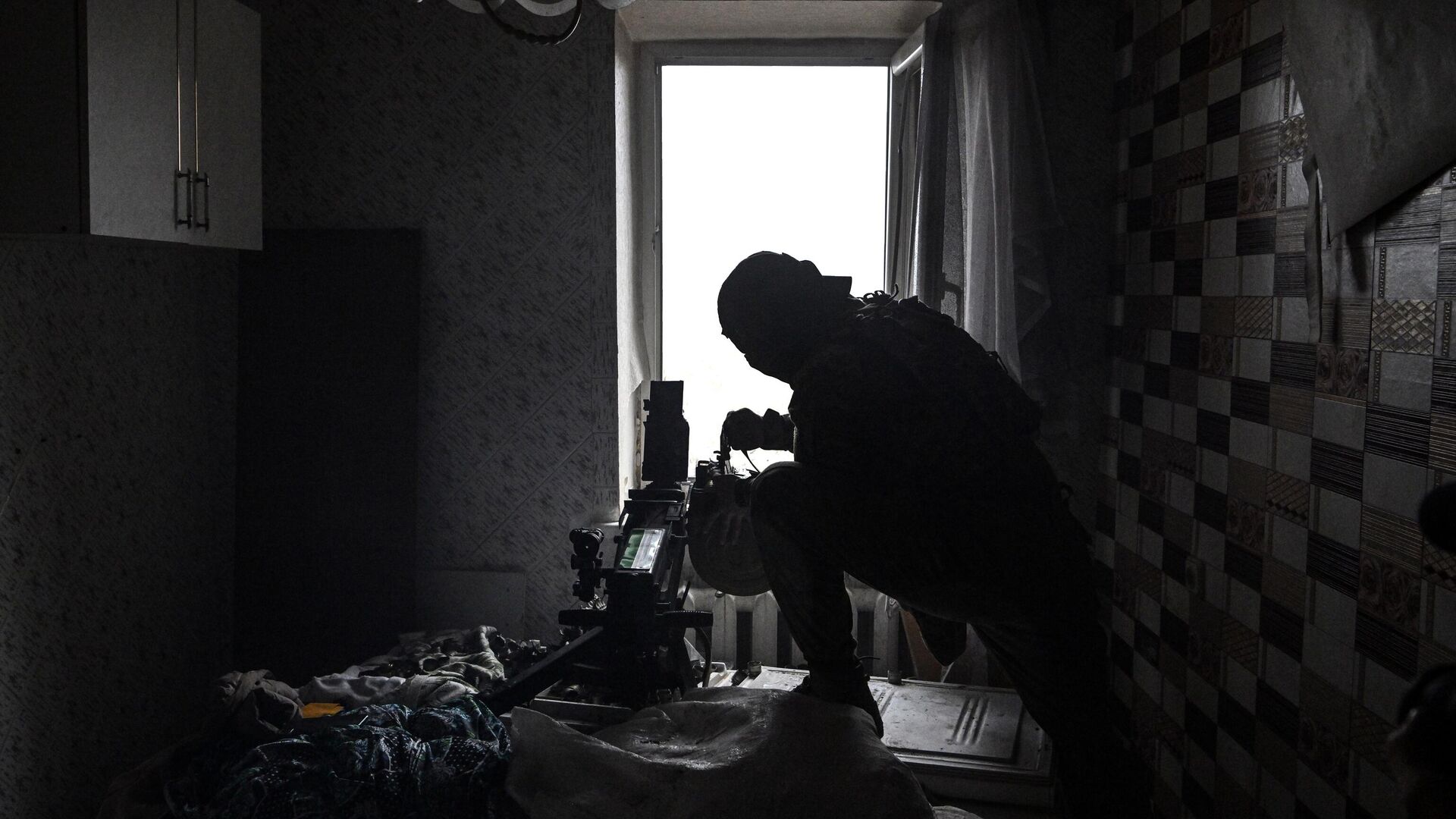 Боец группы Вагнер заряжает гранатомет АГС в центре Артемовска - Sputnik Латвия, 1920, 24.04.2023