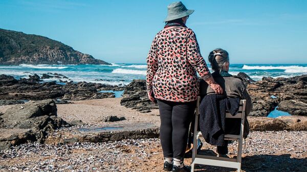Пожилые люди на берегу океана. Архивное фото  - Sputnik Латвия