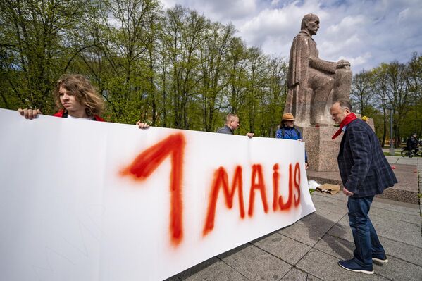 Сопредседатель РСЛ Мирослав Митрофанов выполнил надпись &quot;1 мая&quot; баллончиком с краской на плакате - Sputnik Латвия