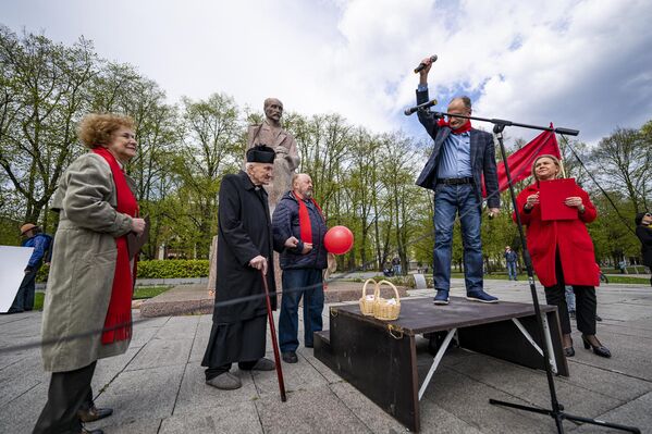 Мирослав Митрофанов выступает со сцены на митинге РСЛ - Sputnik Латвия