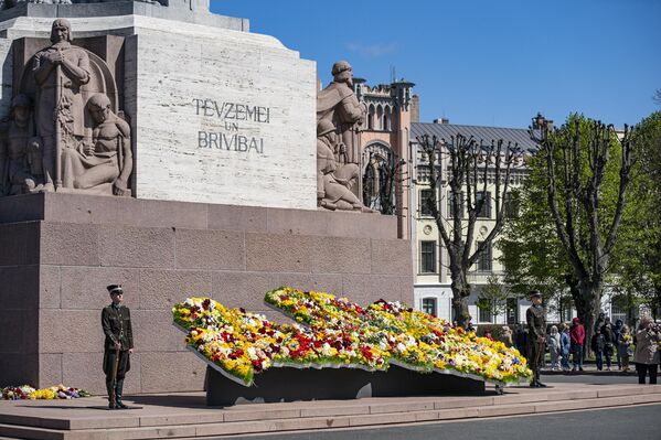 Почетный караул у памятника Свободы в Риге. - Sputnik Латвия