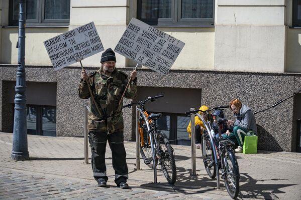 Один из жителей пришел в центр города с плакатами с политическими лозунгами. - Sputnik Латвия