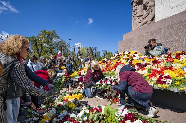 Создание цветочной композиции у памятника Свободы. - Sputnik Латвия