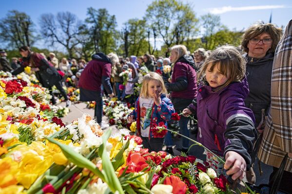Возложение цветов к памятнику Свободы. - Sputnik Латвия