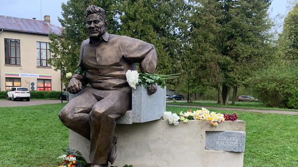 Памятник многолетнему председателю колхоза Лачплесис герою социалистического труда дважды кавалеру ордена Ленина фронтовику депутату Верховного Совета СССР Эдгарсу Каулиншу - Sputnik Латвия