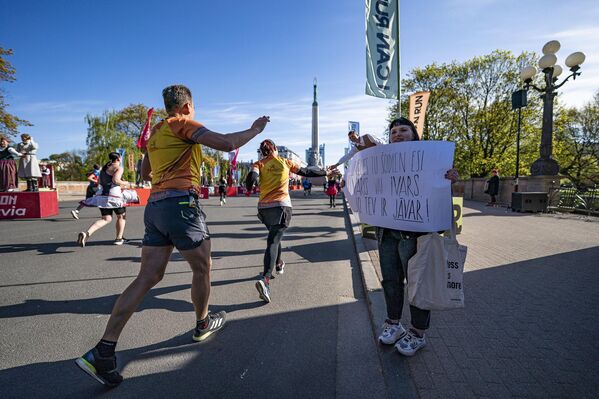 Болельщики поддерживали спортсменов мотивирующими плакатами. - Sputnik Латвия