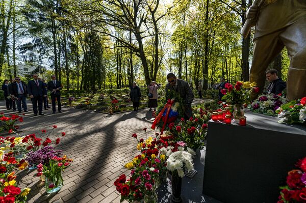 Цветы в риге 9 мая. Рига день победы. Покровское кладбище. 9 мая воин освободитель. Рига 9 мая 2024.