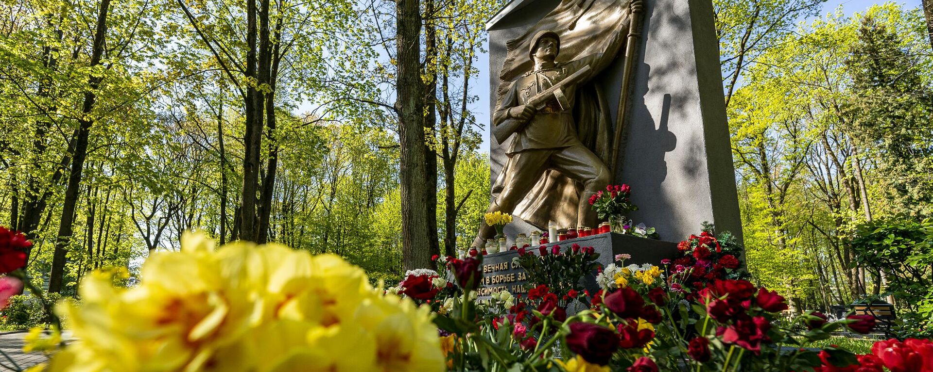 Возложение цветов на Покровском кладбище в Риге в День Победы - Sputnik Латвия, 1920, 16.05.2023