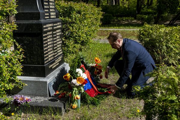 Венок от российской дипмиссии на Покровском кладбище в Риге  - Sputnik Латвия