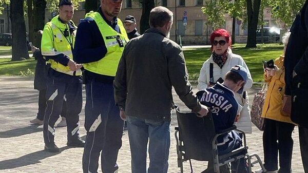 Полиция в Даугавпилсе остановила мужчину на инвалидной коляске из-за надписи Россия на ветровке - Sputnik Латвия