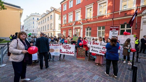 В Риге проходит акция протеста медиков у Сейма Латвии - Sputnik Латвия