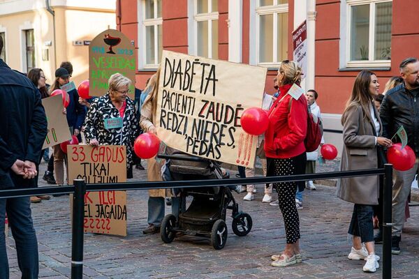 Участники акции протеста медиков у здания Сейма Латвии. - Sputnik Латвия