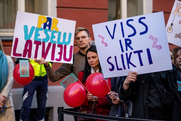 В Риге проходит акция протеста медиков у Сейма Латвии. - Sputnik Латвия