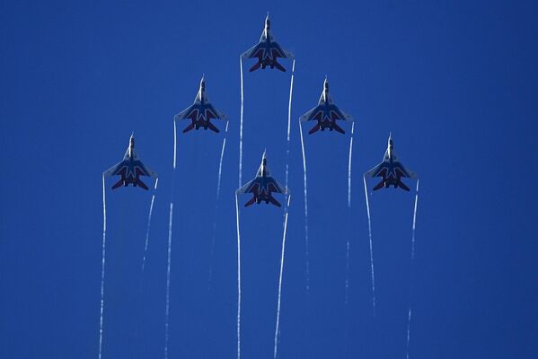 Группа высшего пилотажа Стрижи на истребителях МиГ-29  - Sputnik Латвия