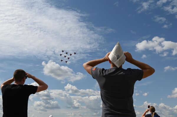 Посетители смотрят за выступлением пилотажной группы Стрижи на самолетах МиГ-29 - Sputnik Латвия