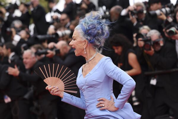 Британская актриса Хелен Миррен на церемонии открытия 76-го международного Каннского кинофестиваля. - Sputnik Латвия