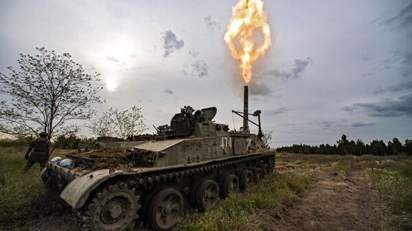 Выстрел 240-мм миномета ВС РФ в зоне спецоперации - Sputnik Латвия