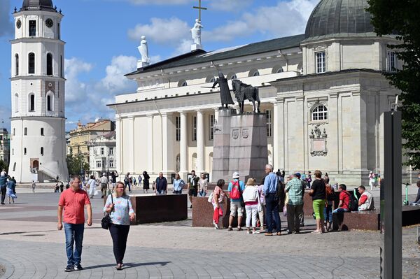 С приходом тепла Кафедральная площадь столицы заметно оживилась. - Sputnik Латвия
