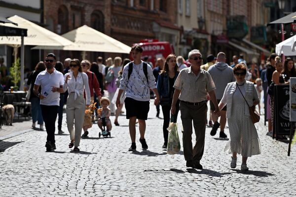 Улочки старого города уже заполонили туристы и жители города.   - Sputnik Латвия