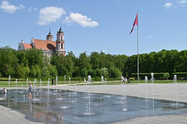 На Лукишской площади включили фонтан. - Sputnik Латвия