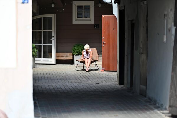 После затянувшихся холодов люди стараются больше времени проводить на солнце.  - Sputnik Латвия