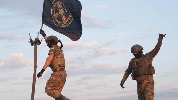 Бойцы ЧВК Вагнер водружают свой флаг в самой высокой точке Артемовска  - Sputnik Латвия