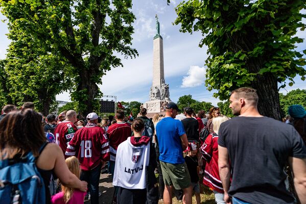 Так проходило чествование латвийских хоккеистов на улицах Риги, после завоевания бронзы чемпионата мира. - Sputnik Латвия